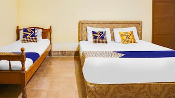 Triple Room | Desk, laptop workspace, bed sheets