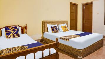 Triple Room | Desk, laptop workspace, bed sheets