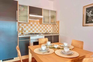 Fridge, oven, stovetop, coffee/tea maker - Studio with air conditioning (Santa Teresa di Gallura)