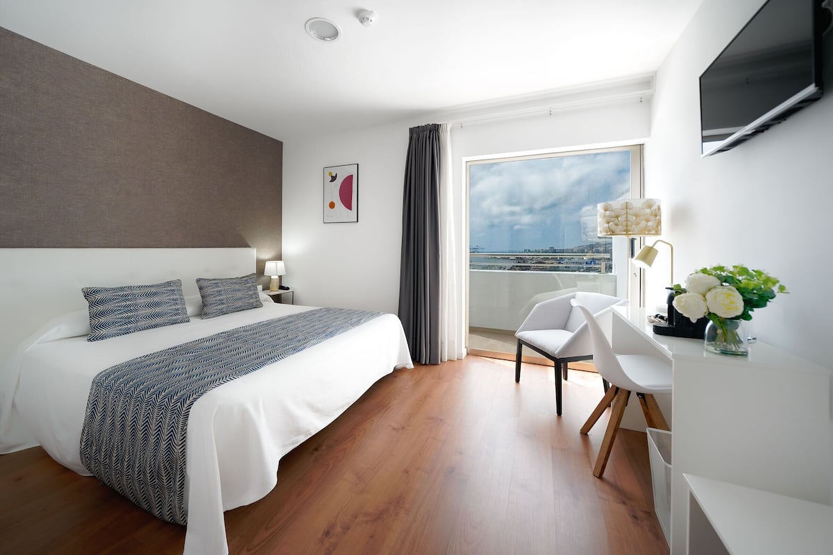 Deluxe Room | Hypo-allergenic bedding, memory-foam beds, minibar, desk