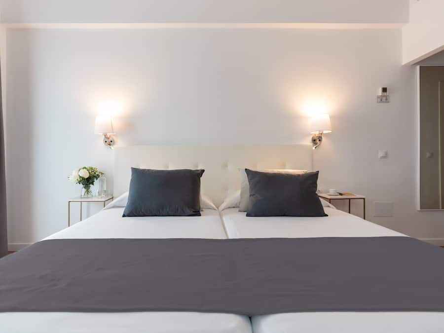 Ropa de cama hipoalergénica, colchones con efecto memoria y minibar