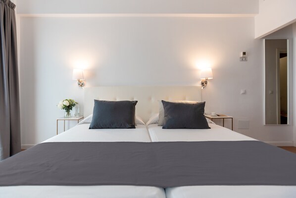 Ropa de cama hipoalergénica, colchones con efecto memoria y minibar