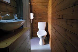 Standard Cabin | Bathroom | Shower, towels