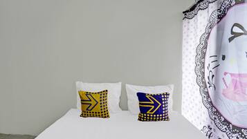 Basic Double Room | Laptop workspace, bed sheets