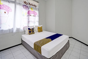 Habitación doble | Espacio para trabajar con laptop y ropa de cama 