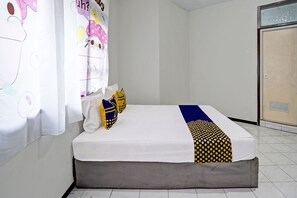 Kamar Double | Ruang kerja ramah laptop dan seprai linen