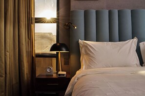 Minibar, desk, laptop workspace, blackout drapes -  IRIS INN NARJIS (Riyadh)