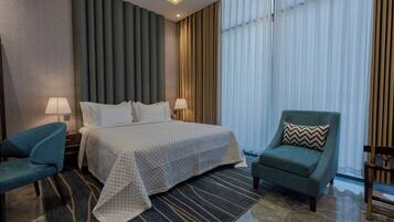 Deluxe tweepersoonskamer | Een minibar, een bureau, een laptopwerkplek, verduisterende gordijnen