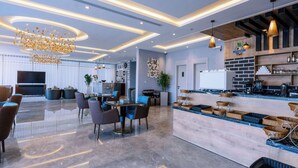 Un interior moderno con comedor, cocina y barra.