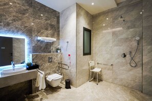 Ein modernes Badezimmer mit Waschbecken, Toilette und Dusche.
