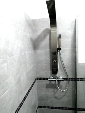 Douche, peignoirs, bidet, serviettes fournies