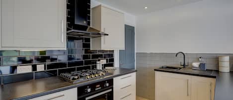 Kühlschrank, Mikrowelle, Ofen, Geschirrspüler