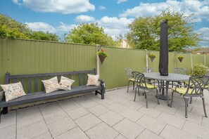 Outdoor dining - Dog Friendly Coastal Cottage by the Dunes (Winterton-on-Sea)