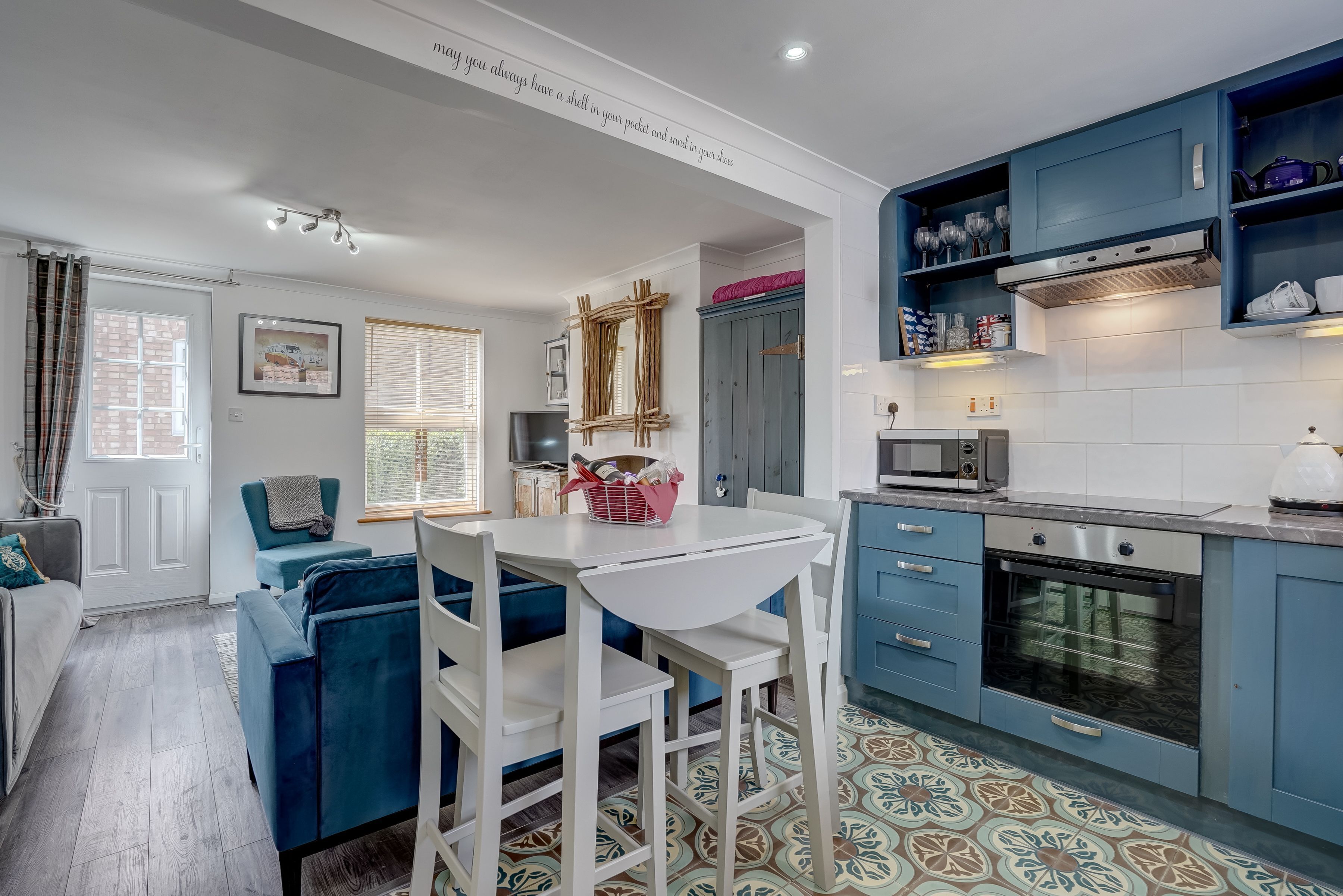 Réfrigérateur, micro-ondes, four, cafetière/bouilloire