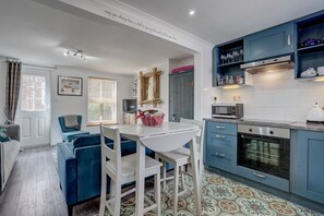 Kühlschrank, Mikrowelle, Ofen, Wasserkocher mit Kaffee-/Teezubehör