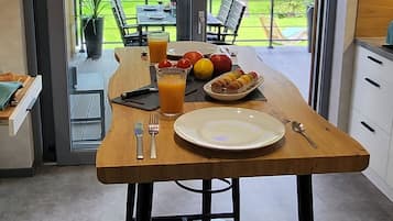 Apartamento de diseño | Cocina privada | Frigorífico grande, microondas, horno y placa de cocina