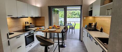 Departamento de diseñador | Cocina privada | Refrigerador con congelador, microondas, horno y parrilla de estufa