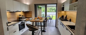 Appartement Design | Cuisine privée | Grand réfrigérateur, micro-ondes, four, plaque de cuisson