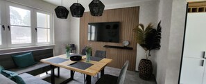 Appartement Design | Coin séjour | Télévision à écran plat de 65 pouces avec chaînes par satellite, Netflix