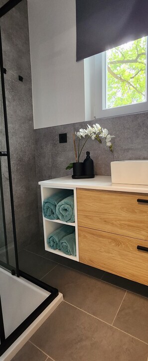Design-Apartment | Badezimmer | Dusche, Haartrockner, Fußbodenheizung (Badezimmer), Handtücher