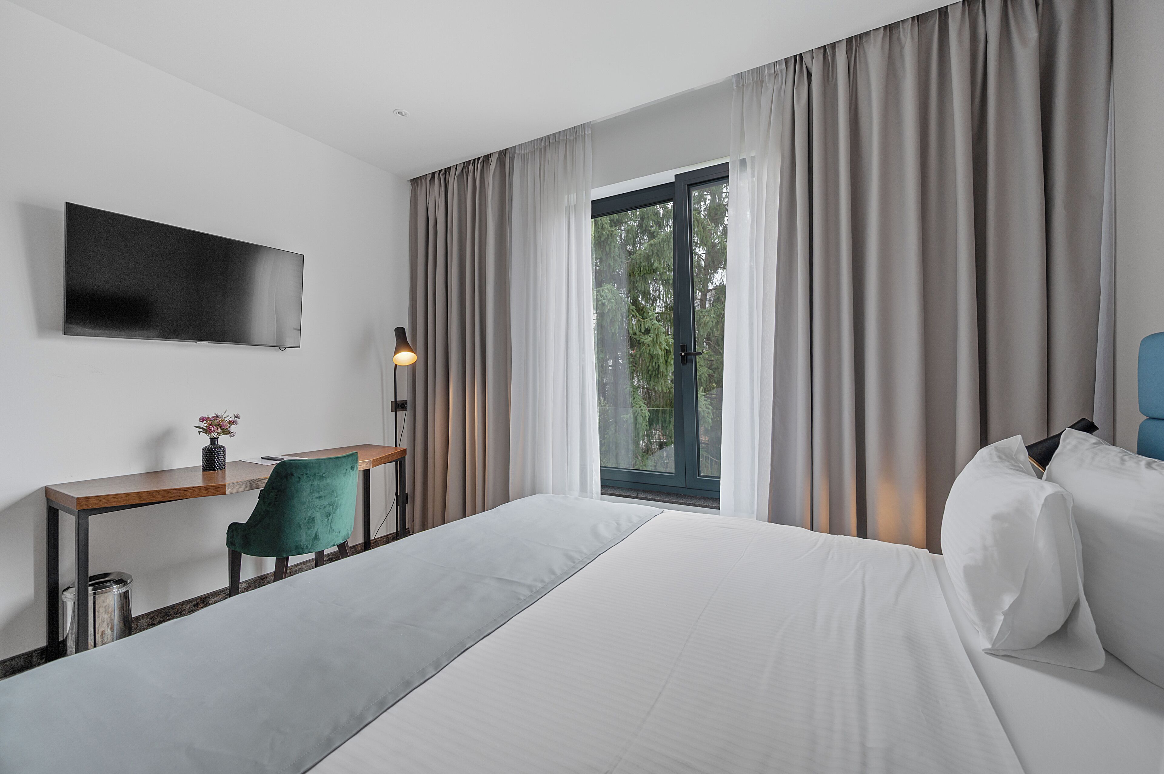 Comfort Room | In-room safe, desk, laptop workspace, soundproofing