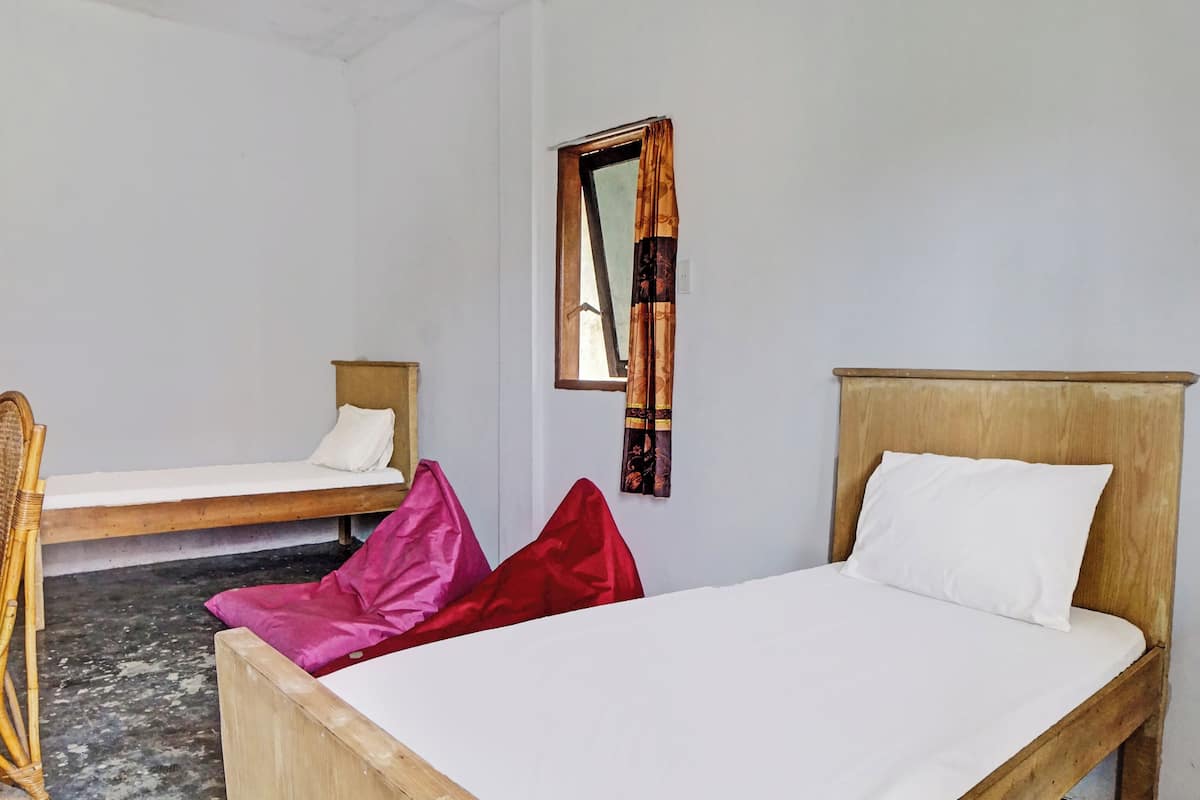 Escritorio, wifi gratis y ropa de cama