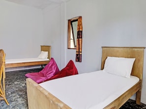 Desk, free WiFi, bed sheets - OYO 92005 Jabu Sihol (Pematangsiantar)