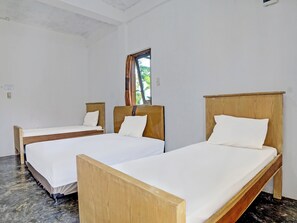 Habitación triple | Escritorio, wifi gratis, ropa de cama