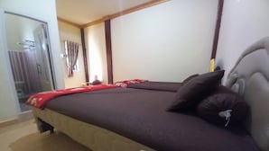 Une chambre à coucher avec un lit, une armoire et une fenêtre avec des rideaux.