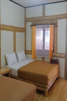 Escritorio, wifi gratis y ropa de cama 