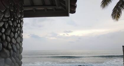 Hotel O Penginapan Putri Asih Sawarna