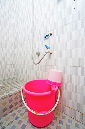 Basic-Doppelzimmer | Badezimmer | Dusche, Handtücher, Seife