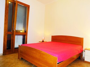 2 soverom, strykejern/-brett og reiseseng for barn