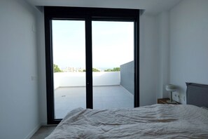 5 bedrooms, iron/ironing board, free WiFi, bed sheets