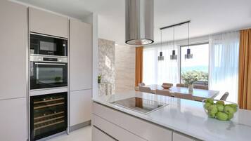 Refrigerador, microondas, horno y lavavajillas