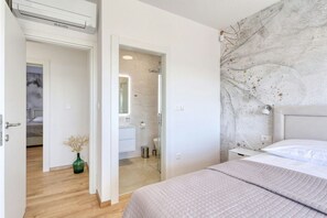 5 bedrooms, in-room safe, iron/ironing board, free WiFi