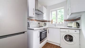 Apartment | Private kitchen | Fridge, oven, stovetop, coffee/tea maker