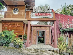 Un bâtiment sur lequel on peut lire les inscriptions « Kebun » et « NURSAH KEBUAN ».