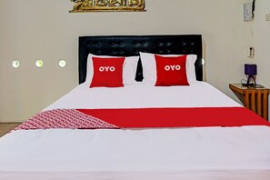 Desk, free WiFi, bed sheets - OYO Life 92084 Candi Candi Ubud Syariah (Prigen)