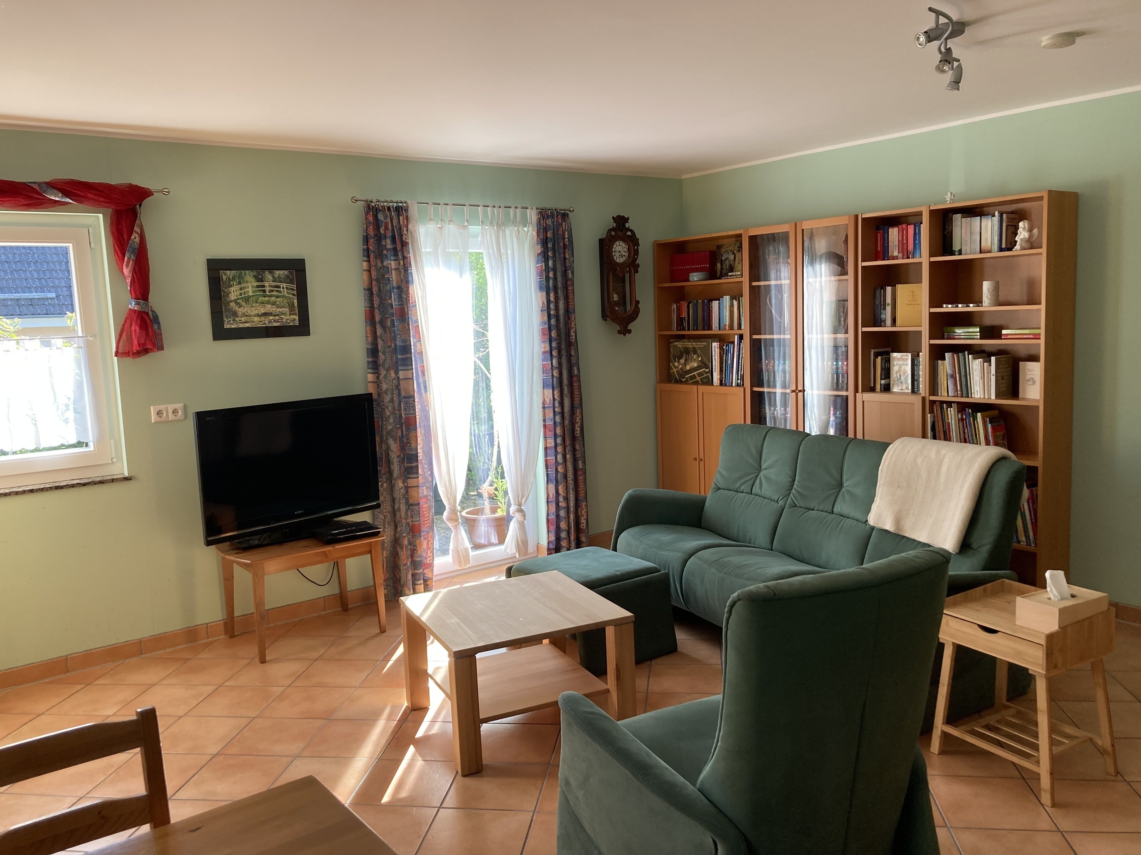 Smart-TV, DVD-spiller, bøker og stereoanlegg