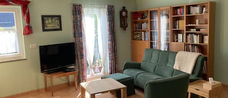 Smart TV, reproductor de DVD, libros y estéreo