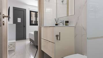 Luxury Studio | In-room safe, blackout drapes, free WiFi, bed sheets