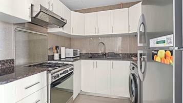 Refrigerador, horno, parrilla de estufa y cafetera y tetera