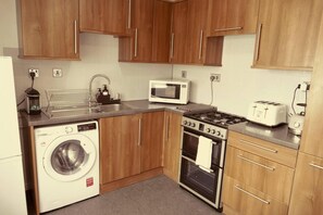 House, Multiple Beds | Private kitchen | Fridge, microwave, oven, stovetop