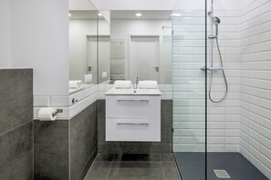 Studio Suite | Bathroom | Towels, soap, shampoo, toilet paper