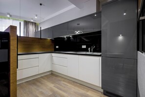 Studio | Private kitchenette | Fridge, microwave, stovetop, dishwasher - RentPlanet - Apartament OVO (Wroclaw)