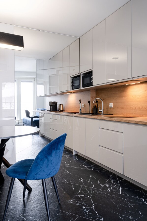 Apartamento superior | Cozinha americana privada | Geladeira, micro-ondas, cooktop, lava-louças
