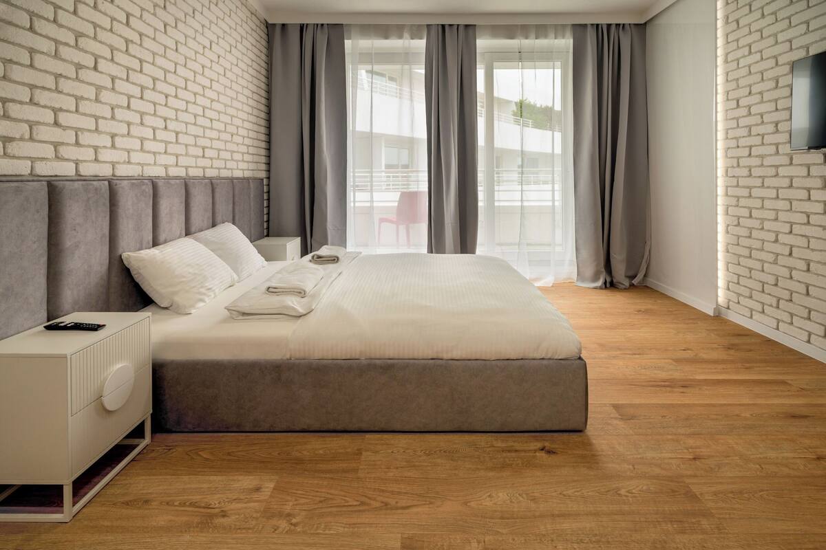 Studio Suite | Hypo-allergenic bedding, individually decorated, individually furnished