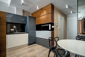 Studio | Private kitchenette | Fridge, microwave, stovetop, dishwasher - RentPlanet - Apartament OVO (Wroclaw)