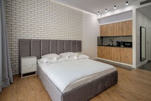 Studio Suite | Hypo-allergenic bedding, individually decorated, individually furnished